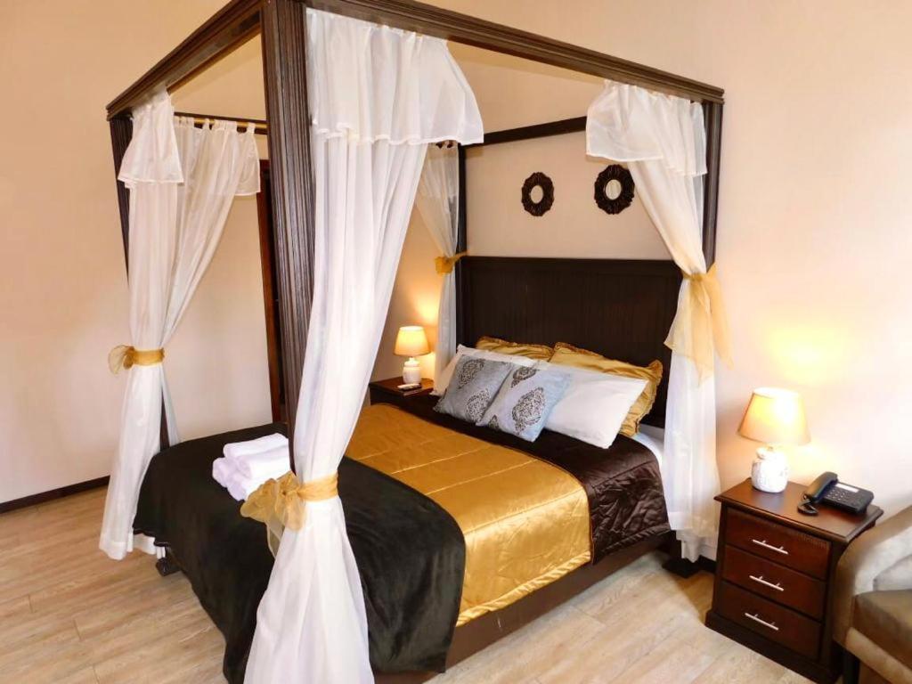 Hotel En El Centro Historico Куэнка Экстерьер фото